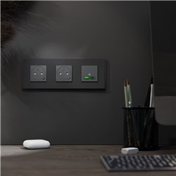 Plaque de finition Unica Deco Signature NU600672 Gomme noire 3 postes