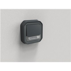 Poussoir inverseur NO-NF lumineux avec porte-étiquette étanche Plexo 10A IP55 IK08 anthracite 069854L