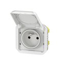 Prise de courant 2P+T étanche Plexo 16A 250V IP55 IK08 avec enjoliveur blanc 069621L